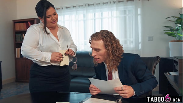 Bos Gede Kena Giliran, Si Sarah Arab Dan Karla Lane Montok Saling Rebut Kontol Bos Di Kantor.