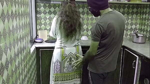 Bhabhi Dapur Lagi Sibuk Masak, Tiba-tiba Digaruk Dari Belakang, Suara Hindi Panas Bikin Makin Liar