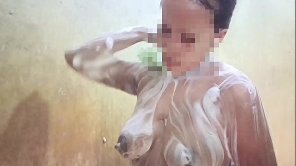 Lihatin Aku Mandi, Sayang, Biar Kamu Makin Panas.
