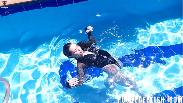 Mandi Basah Jessica Bunny Di Kolam Renang, Gerakan Memekik Sambil Nyempil-nyempil.