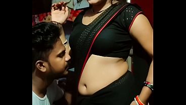 Desi Bhabhi Saree Ngebor Pusar, Gairah Malam Panas.