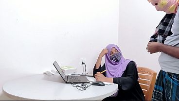 Bankir Hijab Montok Digocoh Petani Kampung, Ngewe Liar Di Sawah