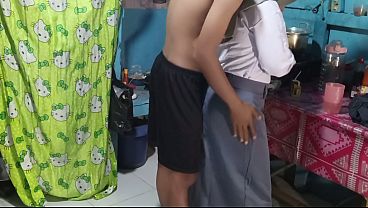 Ngentot Adik Ipar Di Dapur, Pas Lagi Siap-siap Berangkat Sekolah, Makin Basah.