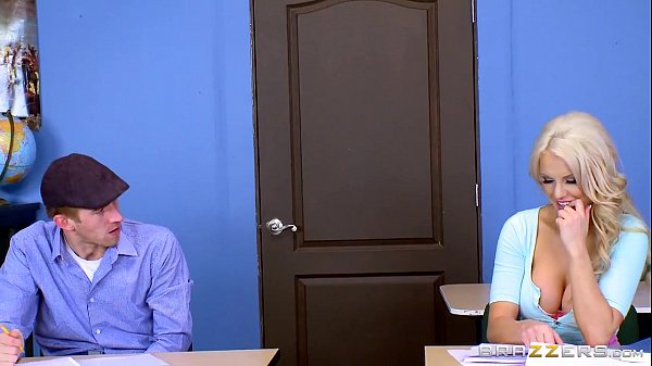 Sekolah Panas, Kenzie Taylor Pamer Tits Besar Di Kelas