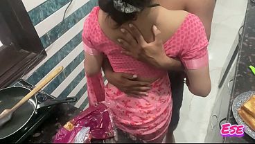 Desi Bhabhi Dapur Masak Sambil Dientot, Suara Makanan Dan Erangan Campur Aduk