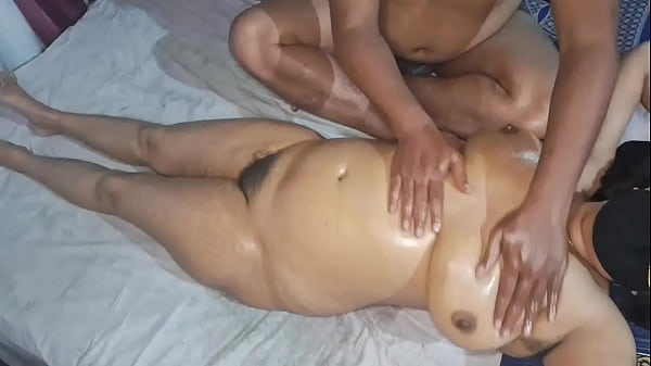 Desi Indian Bhabhi Bugil Total Dipijat Sambil Mengerang Nikmat