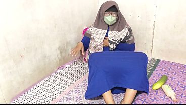 Cewek Hijab Indonesia Lagi Mainin Tiap Lubangnya Sampe Basah Kuyup.