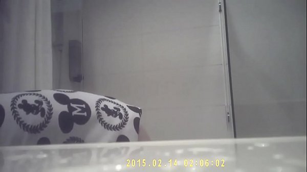 这骚货诗诗洗澡全被老子偷拍了，湿身奶子晃得老子硬邦邦！
