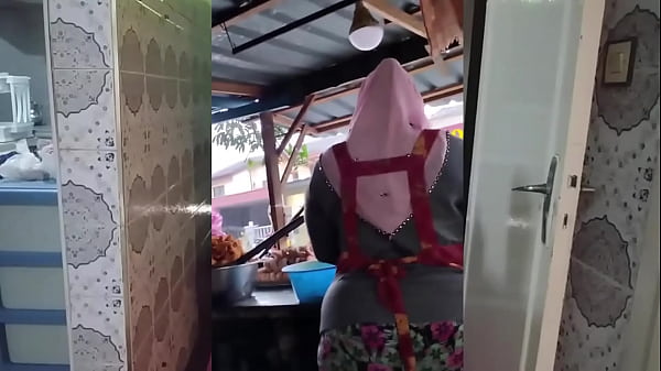 Mamah Montok Berjilbab, Siap Digebukin Di Kamar