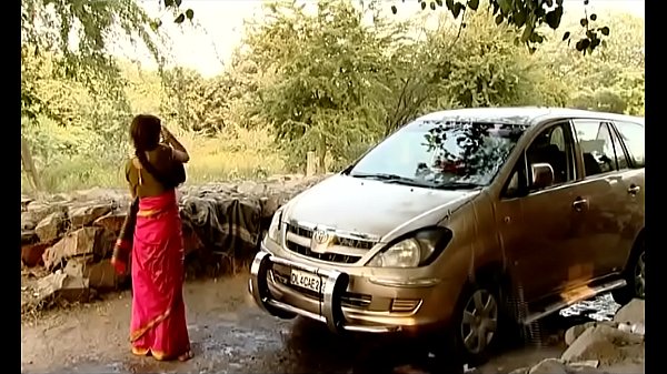 Cewek Desa India Lagi Cuci Mobil, Tampang Nakal Banget… Adegan Panas Full, Jangan Sampai Kelewatan!