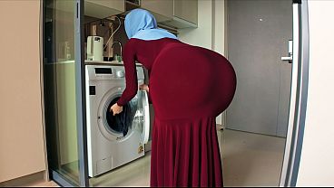 Ibu Tiri Berhijab Itu Kepergok Mataku Nakal Yang Nge-stare Ke Bokong Bulatnya