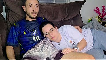 Ibu Tiri Digoda Kakak Tiri Sambil Nonton Bola, Makin Panas Rasanya