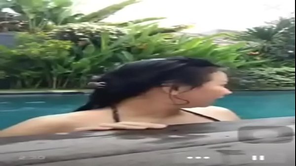 Bercinta Di Kolam Renang Sambil Live, Bikin Basah Semua