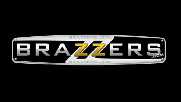 Brazzers, Bintang Porno Montok Dengan Susu Raksasa Bikin Ngiler