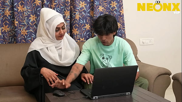 Gadis Berhijab Ketahuan Sama Kakak Tirinya Lagi Mainin Diri Sendiri