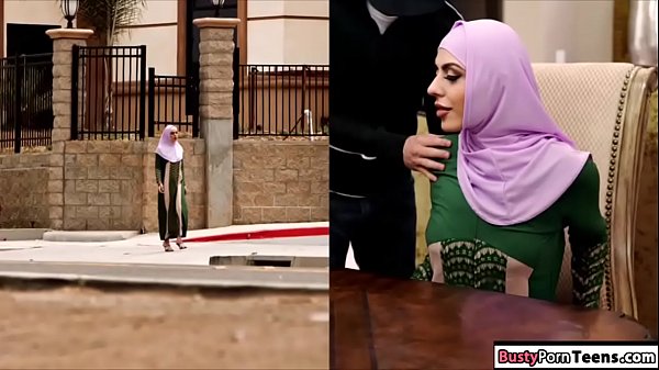 Gadis Arab Sange Ngewe Sambil Nyempol Kontol Gede.