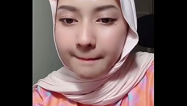 Jilbab Live, Ngenalin Diri Sambil Buka Jilbab Pelan-pelan, Bikin Yang Nonton Makin Panas.